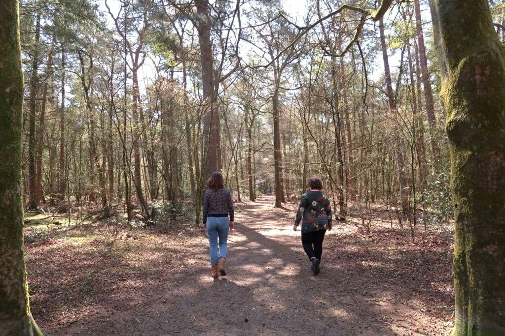 Wandelcoaching met Leefstijlcoach Linda. Leefstijlcoach Linda loopt met coachee door het bos.